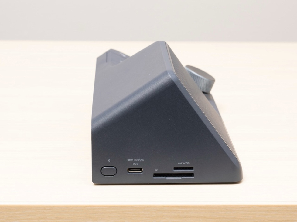 左サイドには、Bluetooth接続ボタンとUSB-C 3.2 Gen 2 (10Gbps)最大18W charging x 1、micro SD 4.0 (UHS-II)カードリーダーx 1、SD 4.0 (UHS-II) カードリーダー x 1を備える